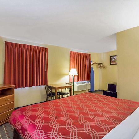 Econo Lodge Lansing - Leavenworth Экстерьер фото