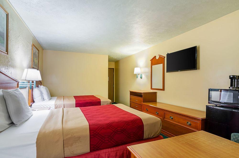 Econo Lodge Lansing - Leavenworth Экстерьер фото