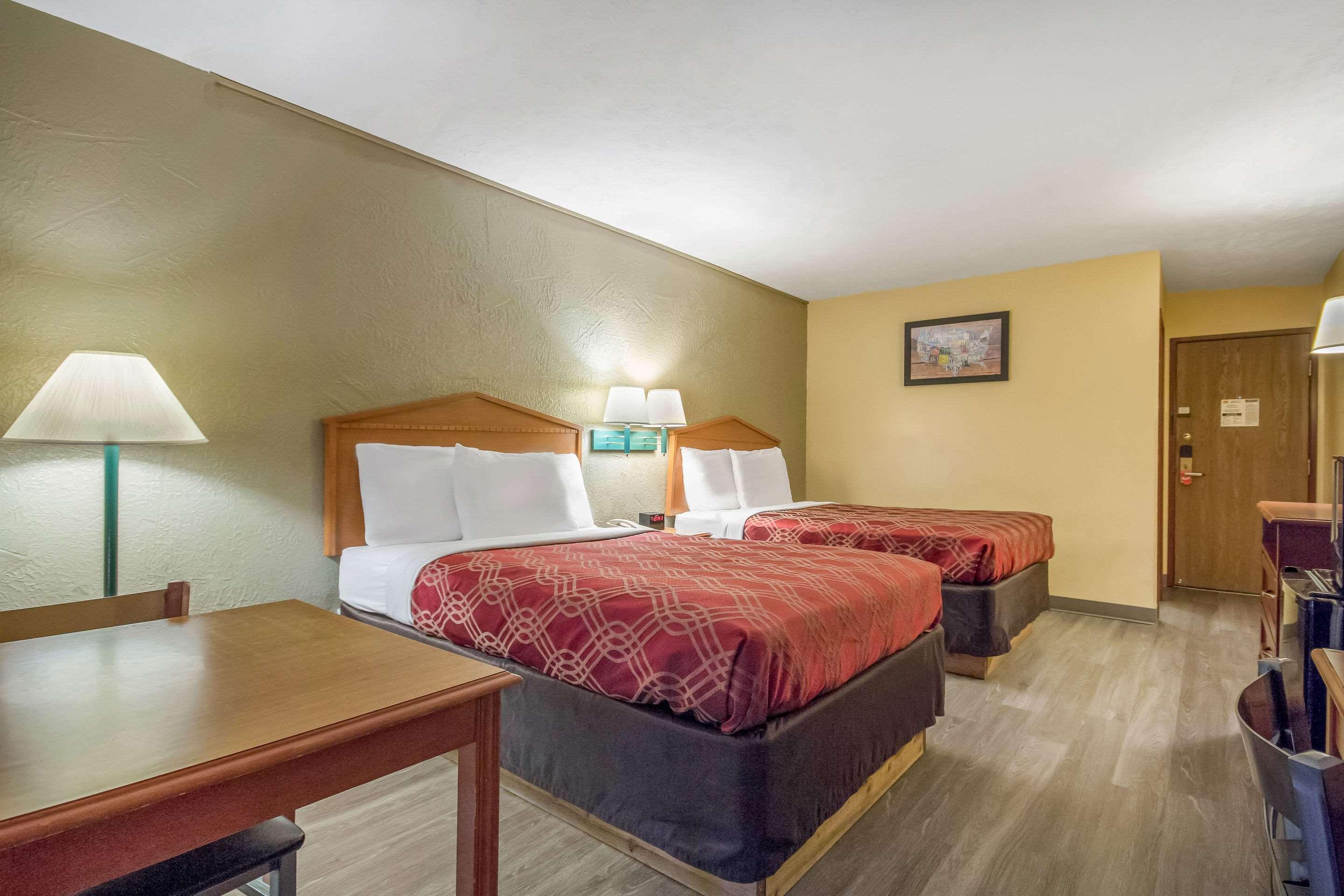 Econo Lodge Lansing - Leavenworth Экстерьер фото
