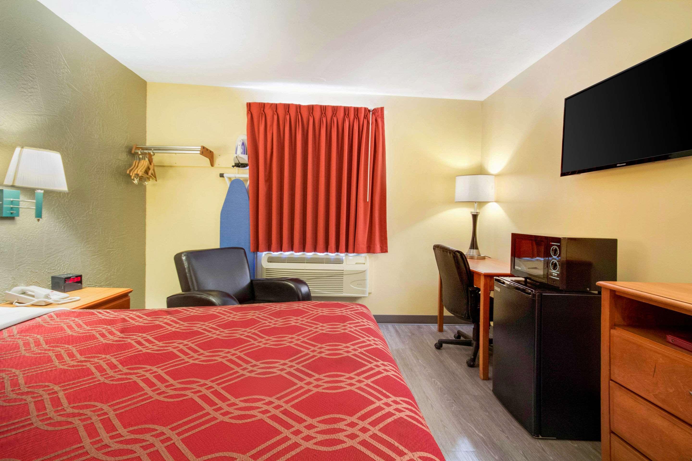 Econo Lodge Lansing - Leavenworth Экстерьер фото