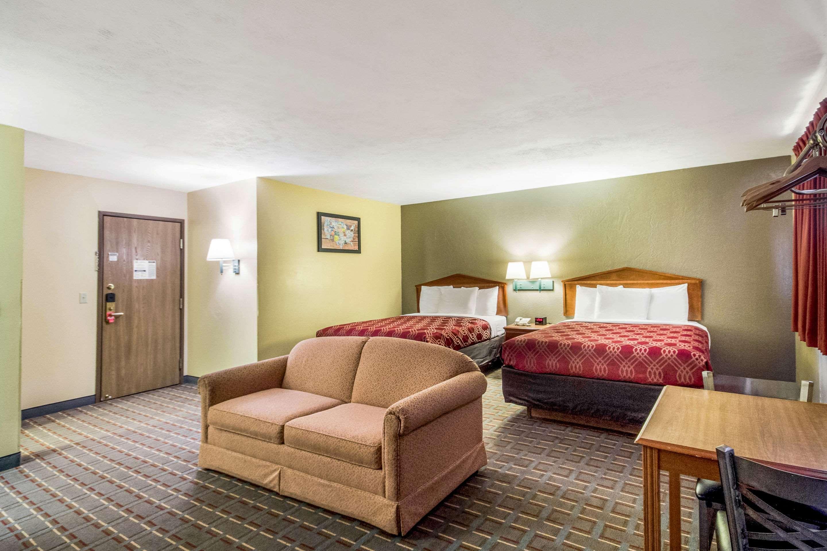 Econo Lodge Lansing - Leavenworth Экстерьер фото