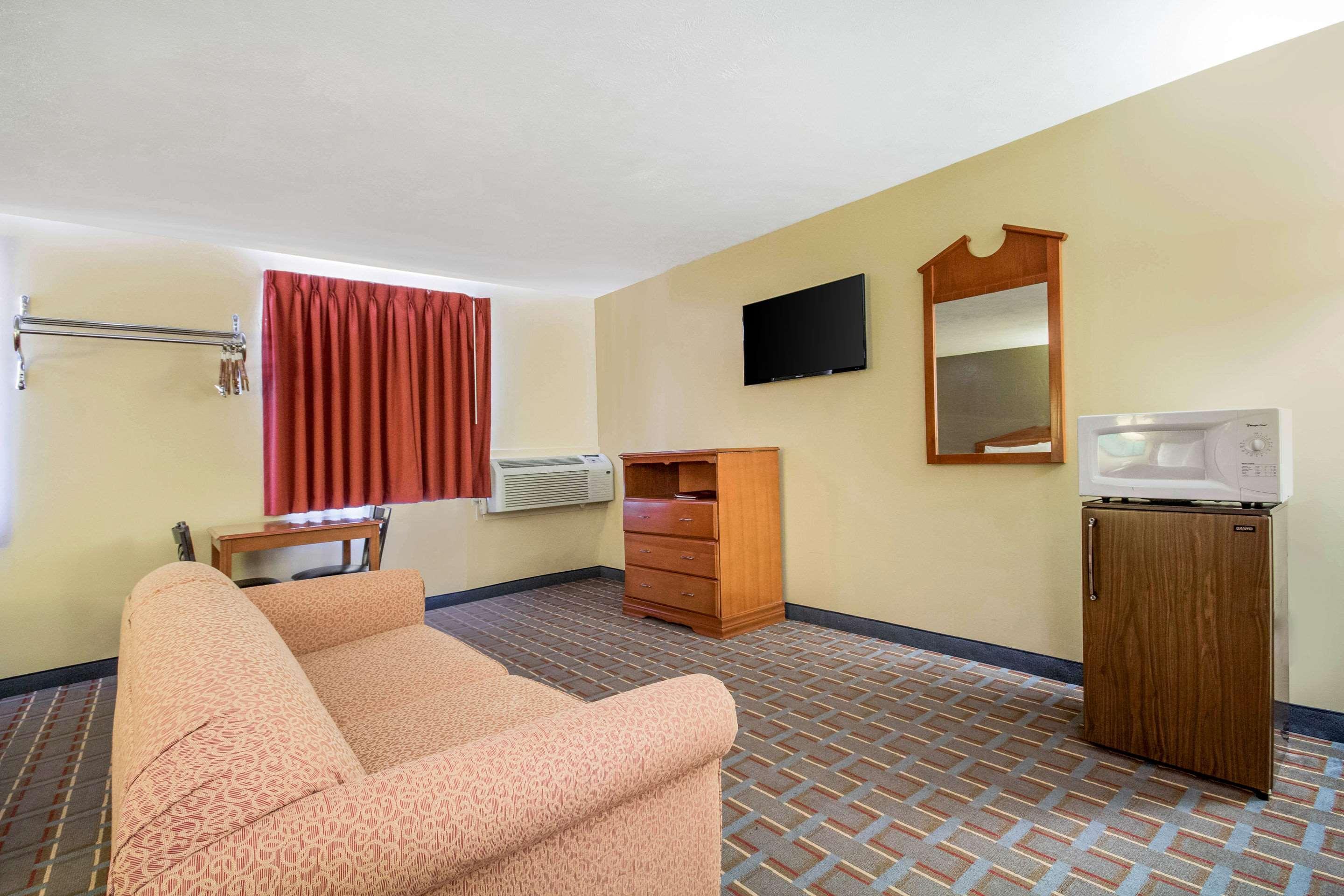 Econo Lodge Lansing - Leavenworth Экстерьер фото