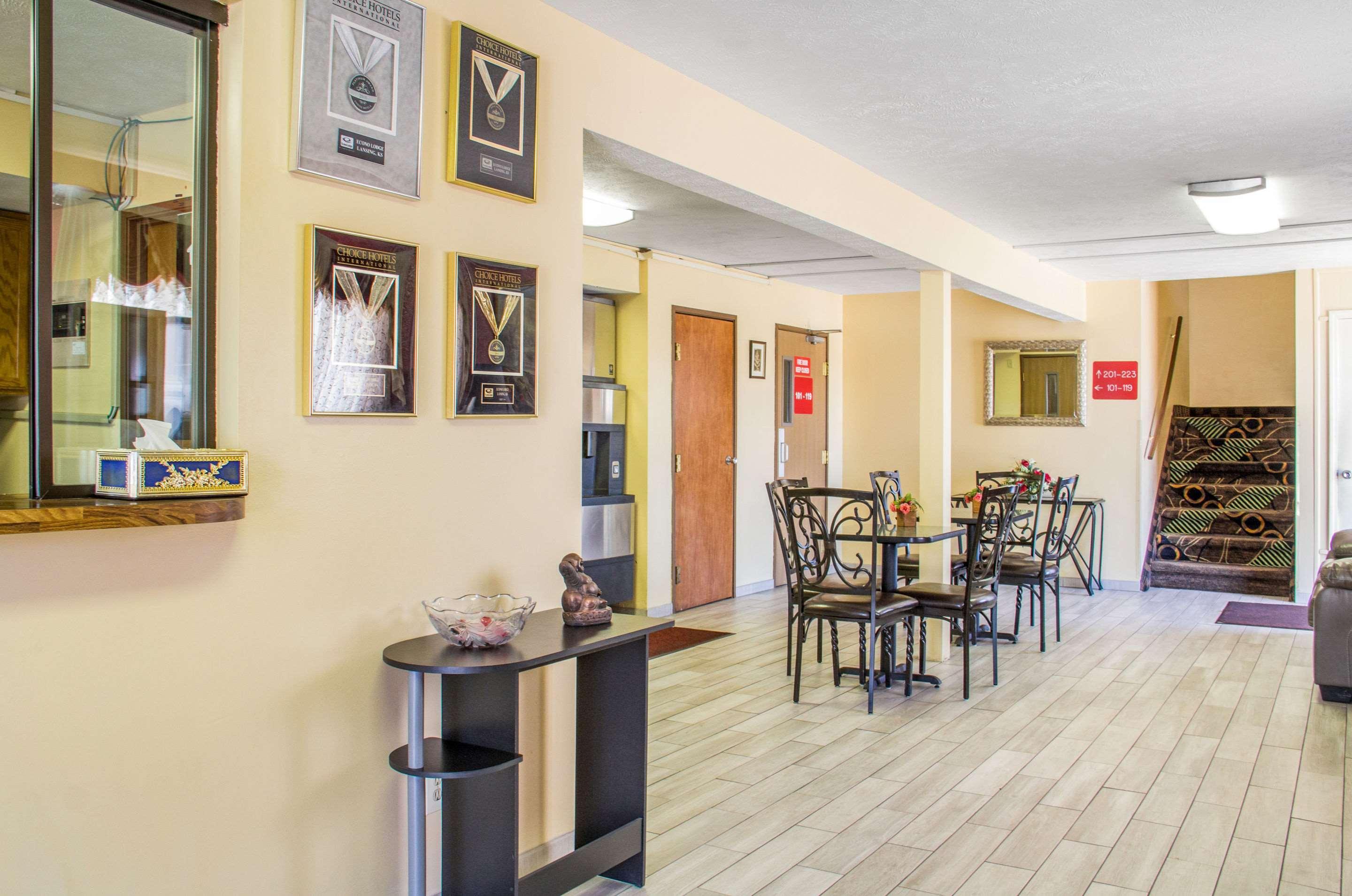 Econo Lodge Lansing - Leavenworth Экстерьер фото