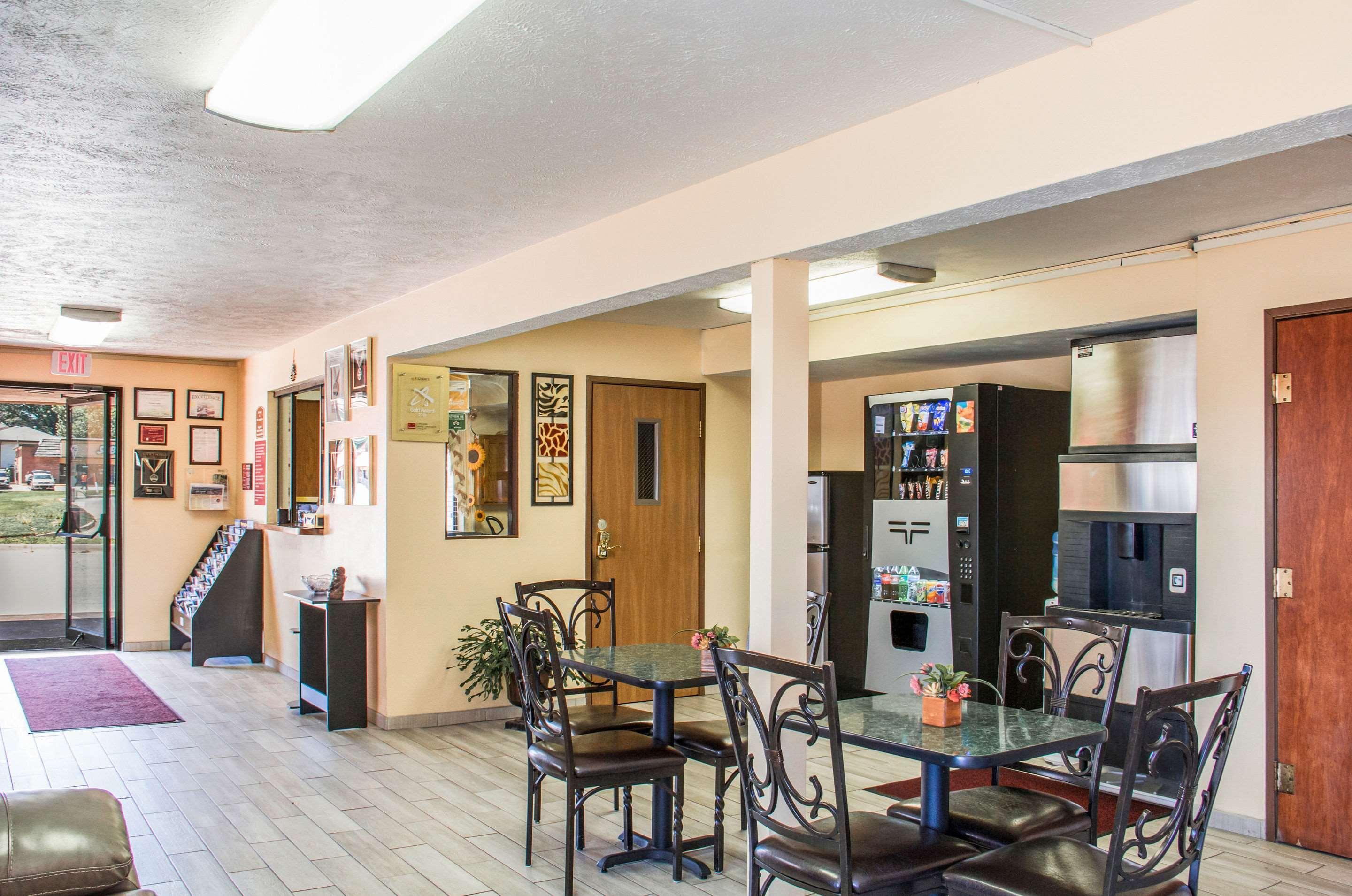 Econo Lodge Lansing - Leavenworth Экстерьер фото