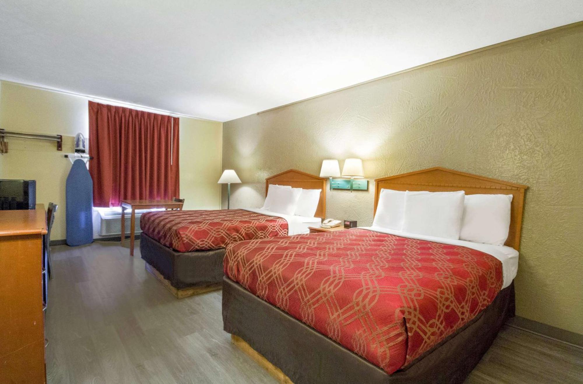 Econo Lodge Lansing - Leavenworth Экстерьер фото