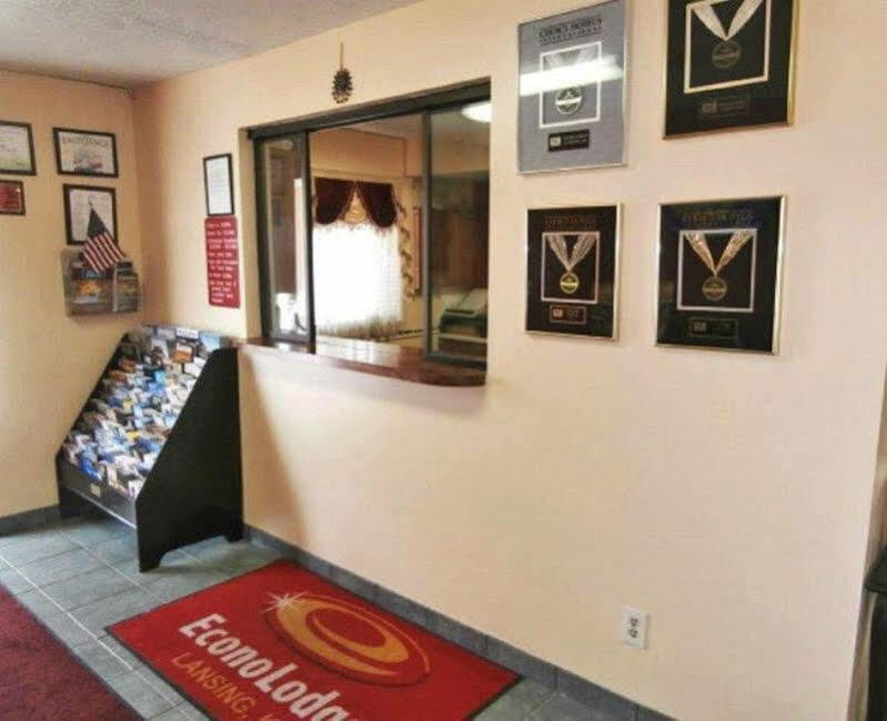Econo Lodge Lansing - Leavenworth Экстерьер фото