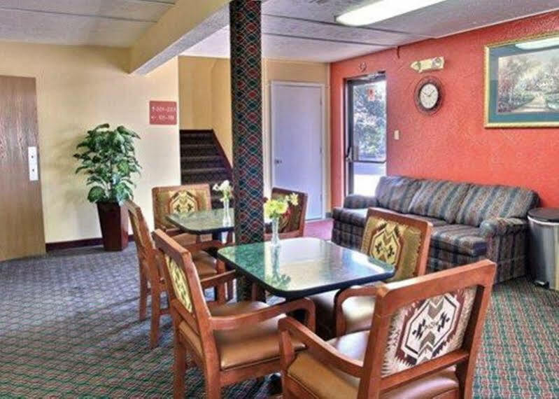 Econo Lodge Lansing - Leavenworth Экстерьер фото